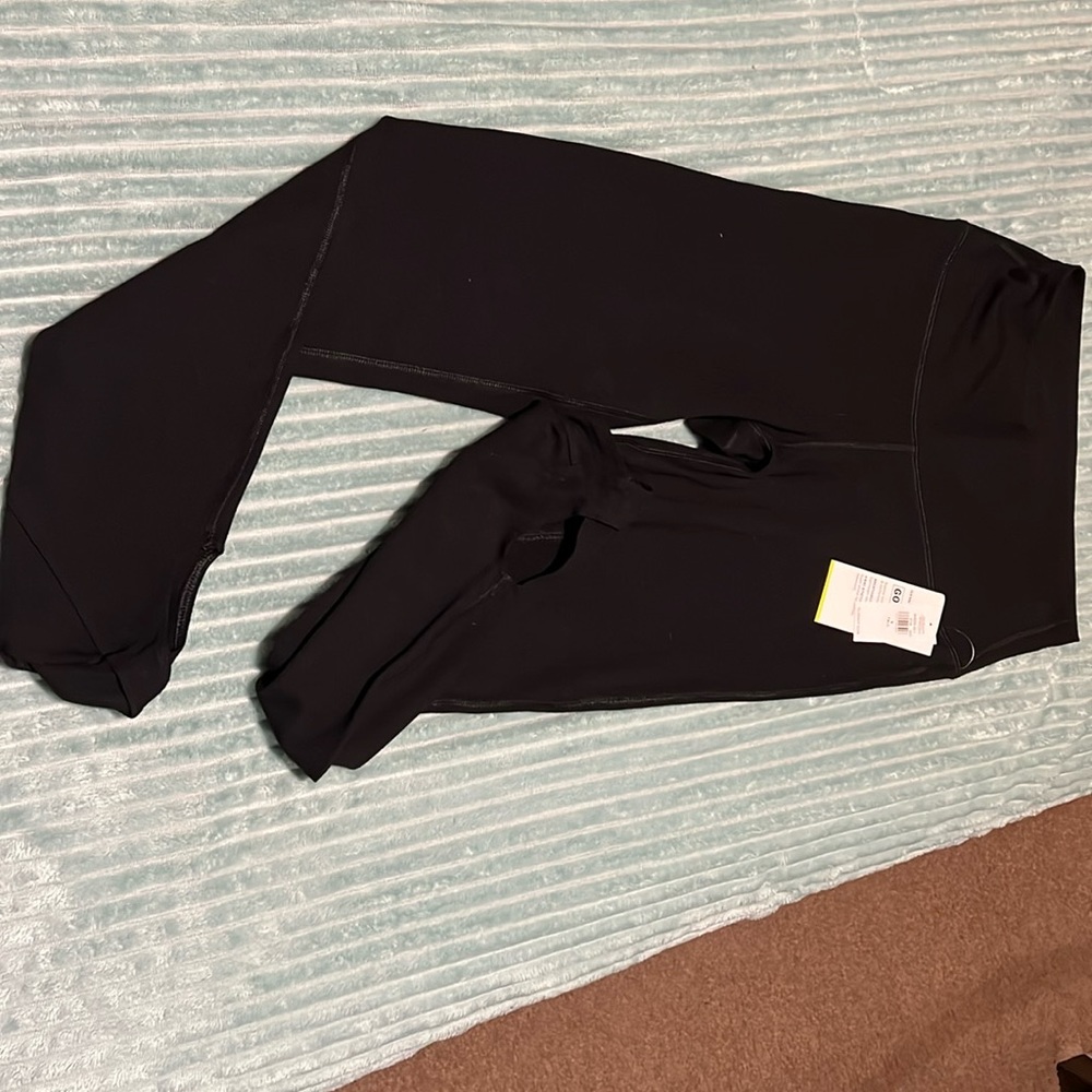 Ladies black active, go-dry Old Navy balance leggings.